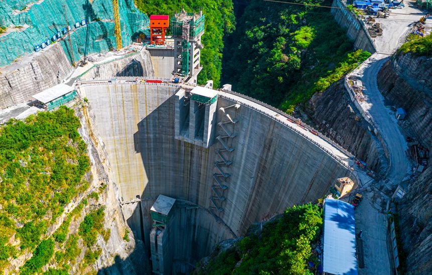 2025年8月27日航拍的贵州省黔西凹水河水库大坝。