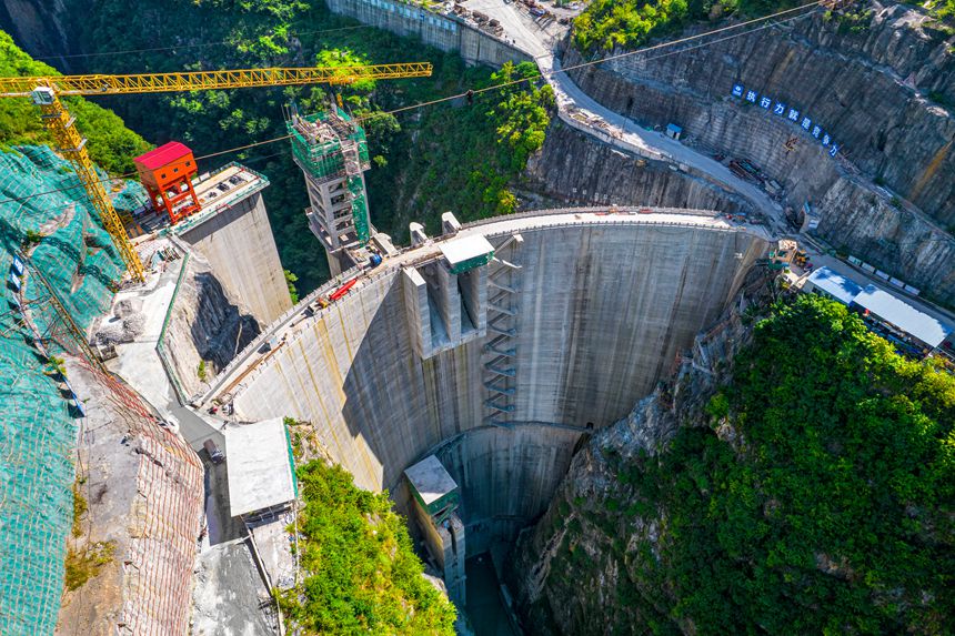 2025年8月27日航拍的贵州省黔西凹水河水库大坝。