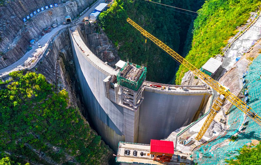2025年8月27日航拍的贵州省黔西凹水河水库大坝。