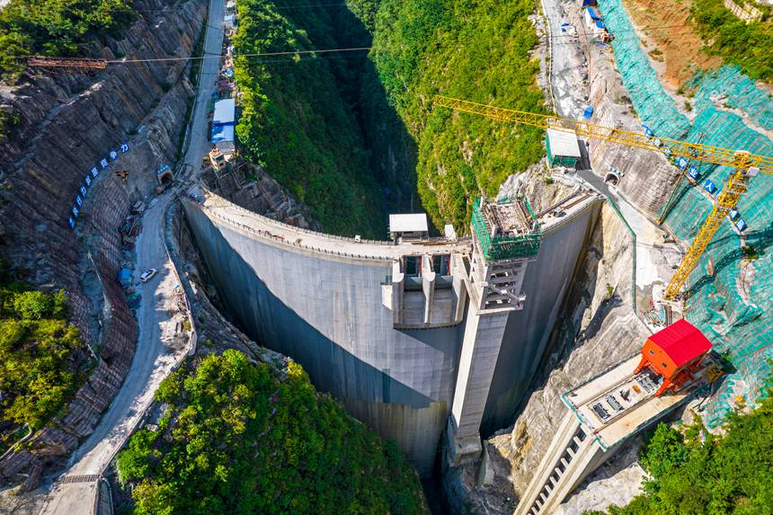 2025年8月27日航拍的贵州省黔西凹水河水库大坝。