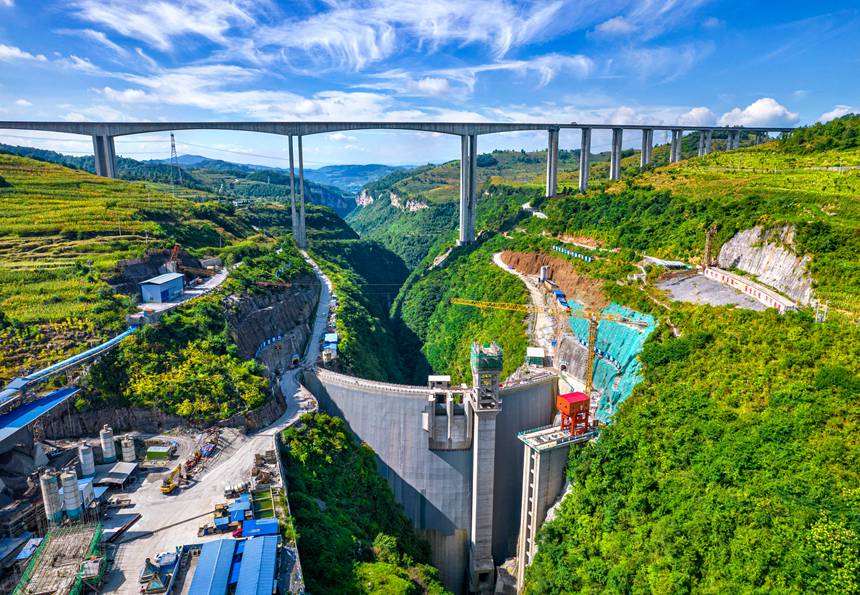 2025年8月27日航拍的贵州省黔西凹水河水库大坝。