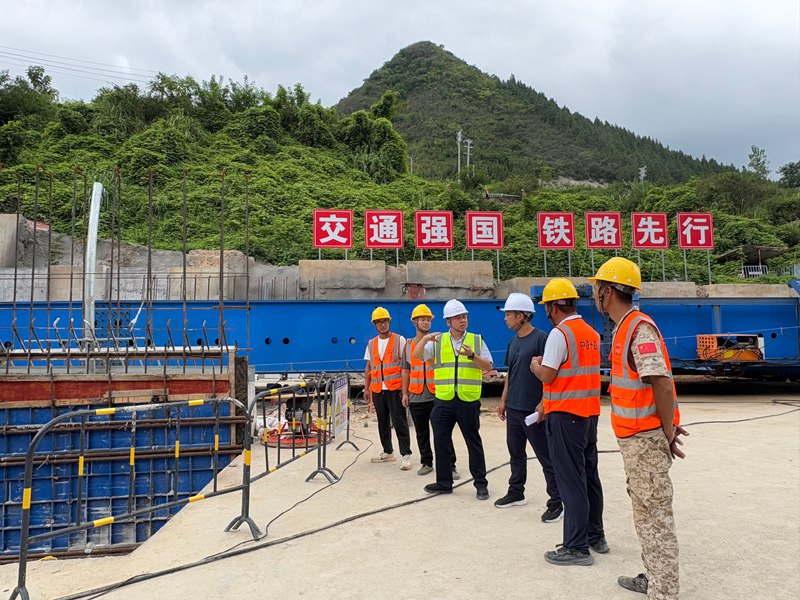 銅吉鐵路項目部和工作專班到銅岩隧道現場了解施工進度。