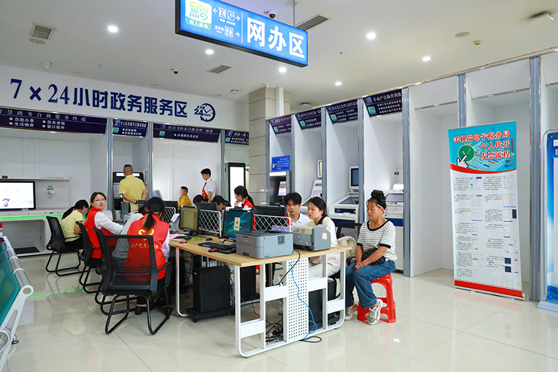 剑河政务服务中心的国家助学贷款网办区。吴玲摄