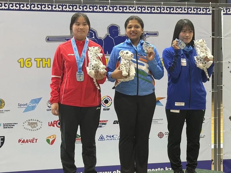 杨雨洁（左）摘得银牌。