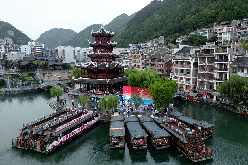 黔東南鎮遠古城七夕上演千年之戀。