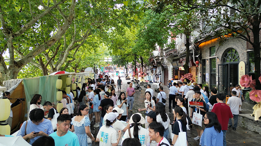 黔東南鎮遠古城七夕上演千年之戀。