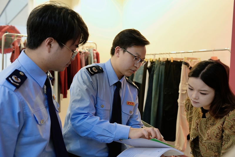 税务干部给纳税人宣讲税收政策。何坤摄