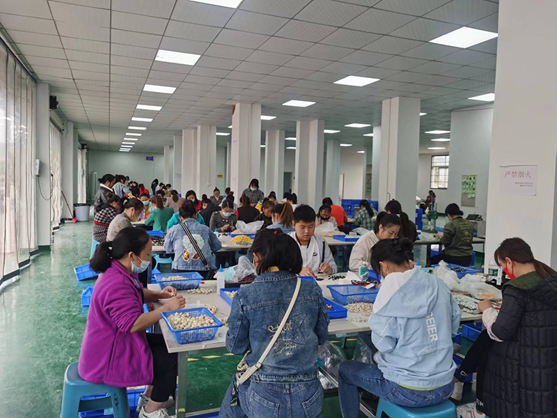 育才社区乐嘉玩具微工厂。
