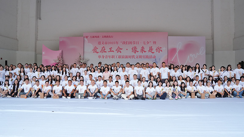 青年職工合影。王世海攝