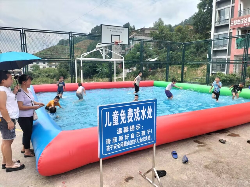 孩子們在水中嬉戲玩耍。