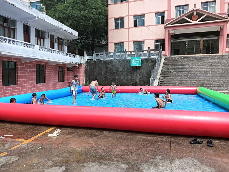 孩子們在水中嬉戲玩耍。