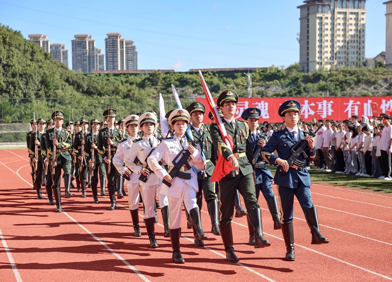 军鹰团列队护送国旗到国旗台。.jpg