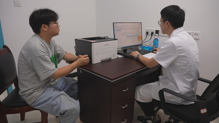 东西部协作医疗专家、广州开发区医院普外科副主任医师邱克茂在广顺镇中心卫生院坐诊。