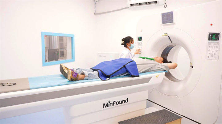 长顺县广顺镇中心卫生院CT检查室。