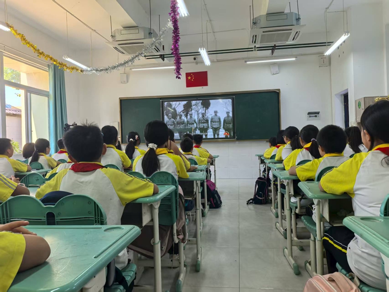 在金沙教育研究院附属第一实验小学，师生们共同观看《书灯不灭 独照复兴》。王方 摄.jpg