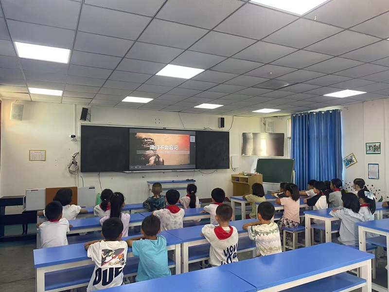 在金沙县五龙街道中心学校，师生们共同观看《书灯不灭 独照复兴》。金莎 摄.jpg