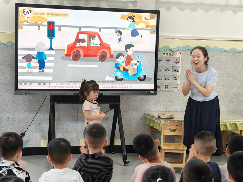 在第六幼儿园，老师通过生动的动画短片、趣味儿歌、等形式给学生们讲解相关安全知识。蔡昀 摄 (3).jpg