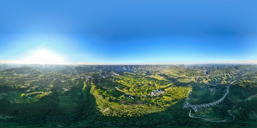 2025年8月25日拍摄的贵州省黔南布依族苗族自治州罗甸县沫阳镇羊场梯田全景。