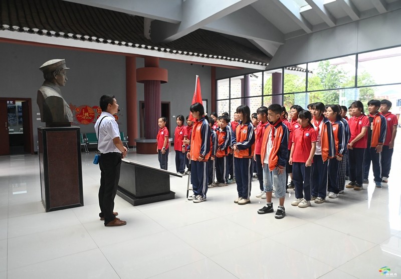 盘信镇民族完小:爱国主义教育成为“开学第一课”。