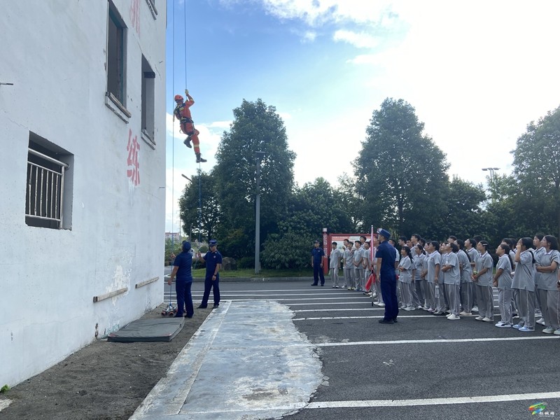 松桃消防开展开学第一课 消防“零距离”活动。