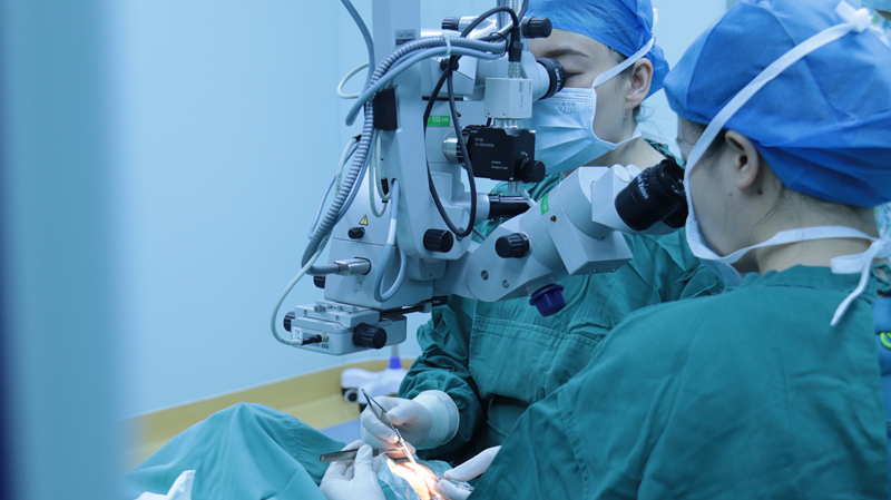 医生在给患者做检查。