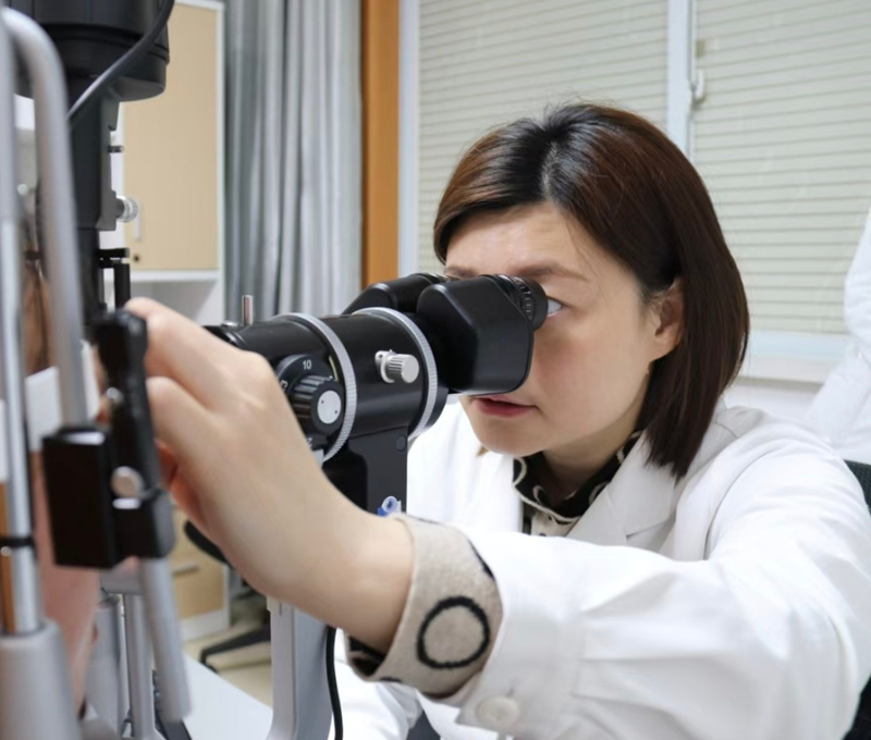 医生在给患者做检查。