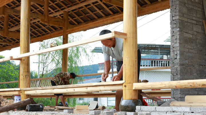 黄道乡白屋场村村民罗世忠自发参与文化长廊修建。