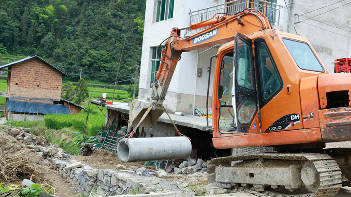 黄道乡白屋场村道路施工现场。