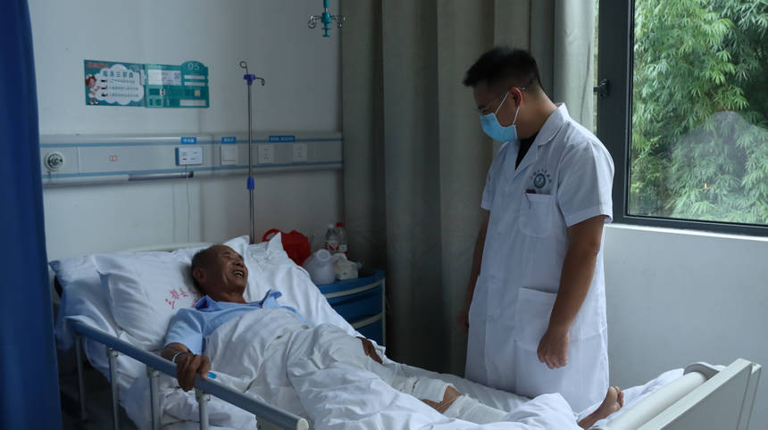 医生了解病人恢复情况。