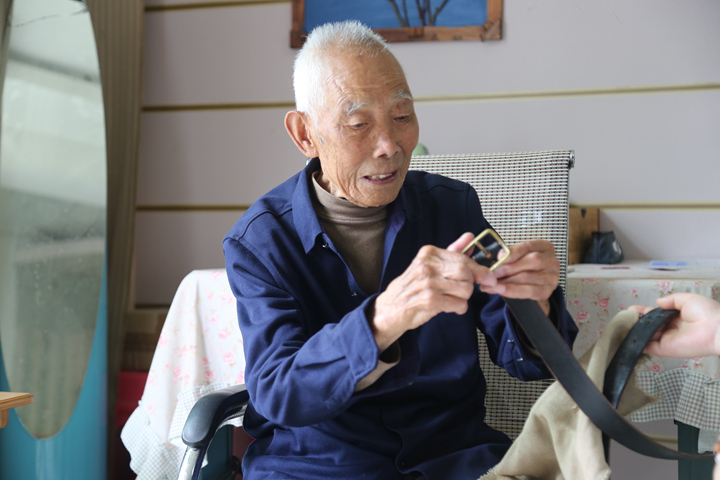 讲解缴获日寇皮带和军毯故事。