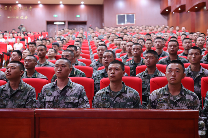 七星关区组织正在接受役前教育训练的全体预定新兵集中收看直播。范俊岑摄