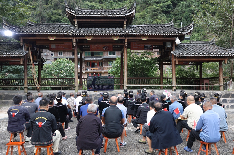 雷山县格头苗寨干部群众集中观看九三大阅兵直播。杜婷婷摄.jpg