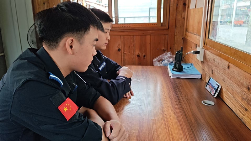 2025年9月3日，纪念中国人民抗日战争暨世界反法西斯战争胜利80周年阅兵式在北京天安门广场隆重举行。雷山县公安局组织机关、支部代表90余名民辅警集中在会议室，一同观看了阅兵式直播。而坚守在执勤值守一线的民辅警，也纷纷利用工作间隙，通过手机直播观看阅兵，共同感受这一庄严且激动人心的时刻。杨正道摄1.jpg