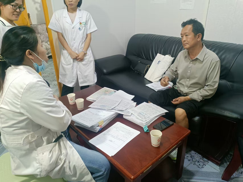 慢病办理专员到乡镇卫生院了解慢病办理情况.jpg