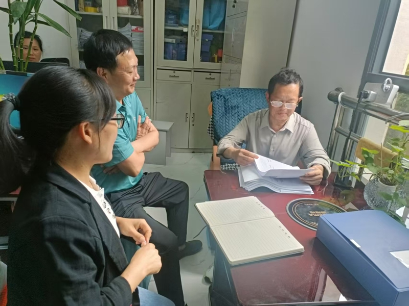 慢病办理专员到乡镇医保经办机构了解慢病办理情况.jpg
