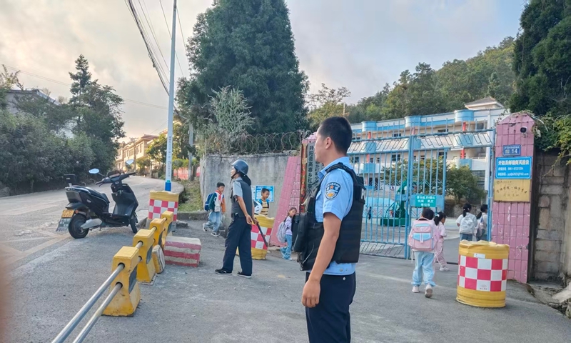 派出所民警开展护校工作.jpg
