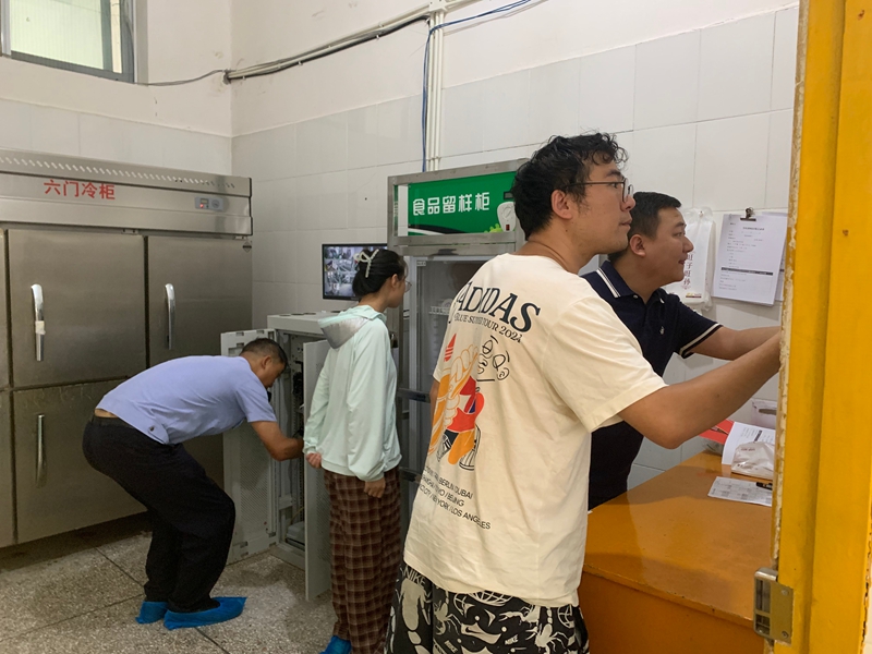 检查校园内部食品安全.jpg