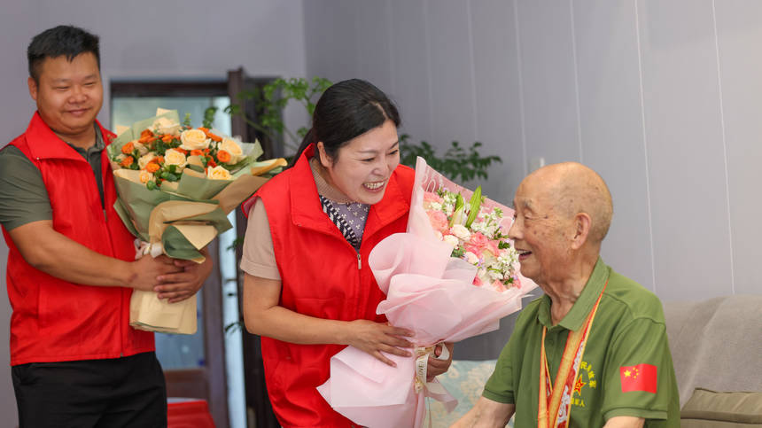 2025年9月2日，在贵州省铜仁市玉屏侗族自治县平溪街道红花社区，志愿者给抗战老兵姚源兴过生日。 