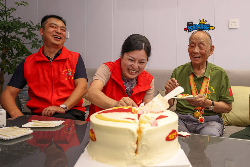2025年9月2日，在贵州省铜仁市玉屏侗族自治县平溪街道红花社区，志愿者给抗战老兵姚源兴过生日。 