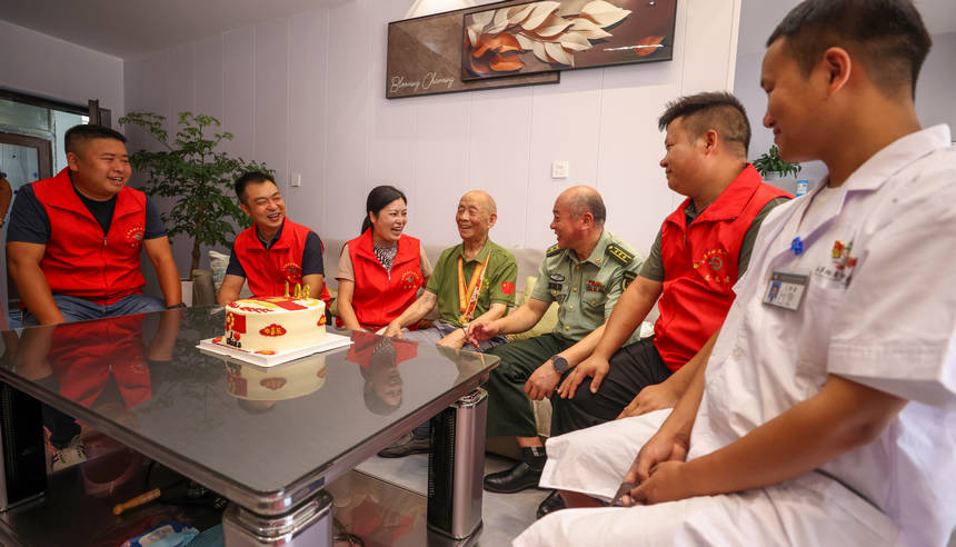 2025年9月2日，在贵州省铜仁市玉屏侗族自治县平溪街道红花社区，志愿者给抗战老兵姚源兴过生日。 