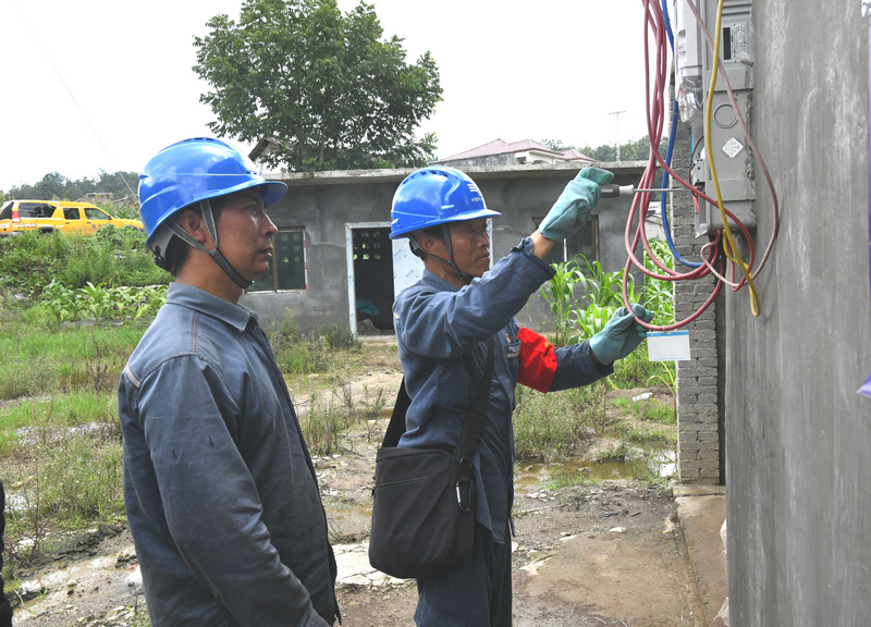 南方電網普安供電局工作人員對烤煙房線路設備進行檢查。