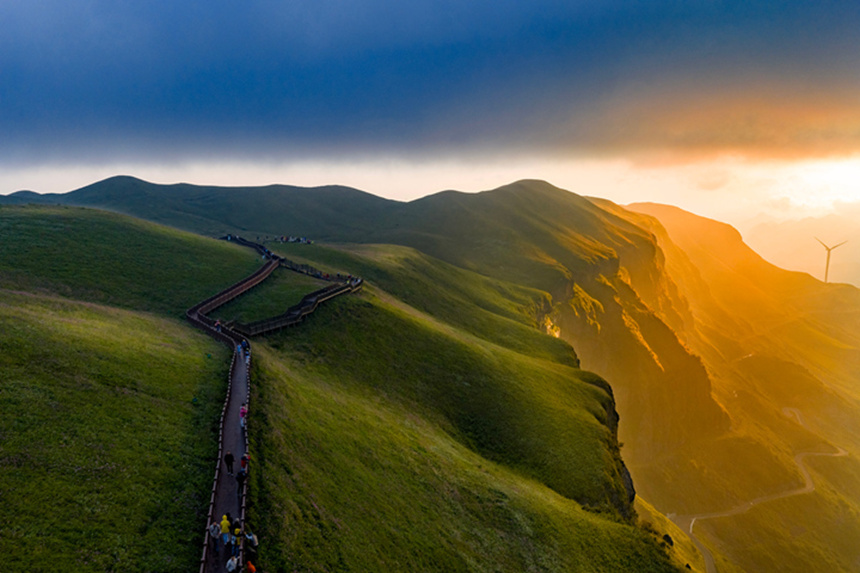 游客在毕节市赫章县阿西里西·韭菜坪景区观赏游玩。