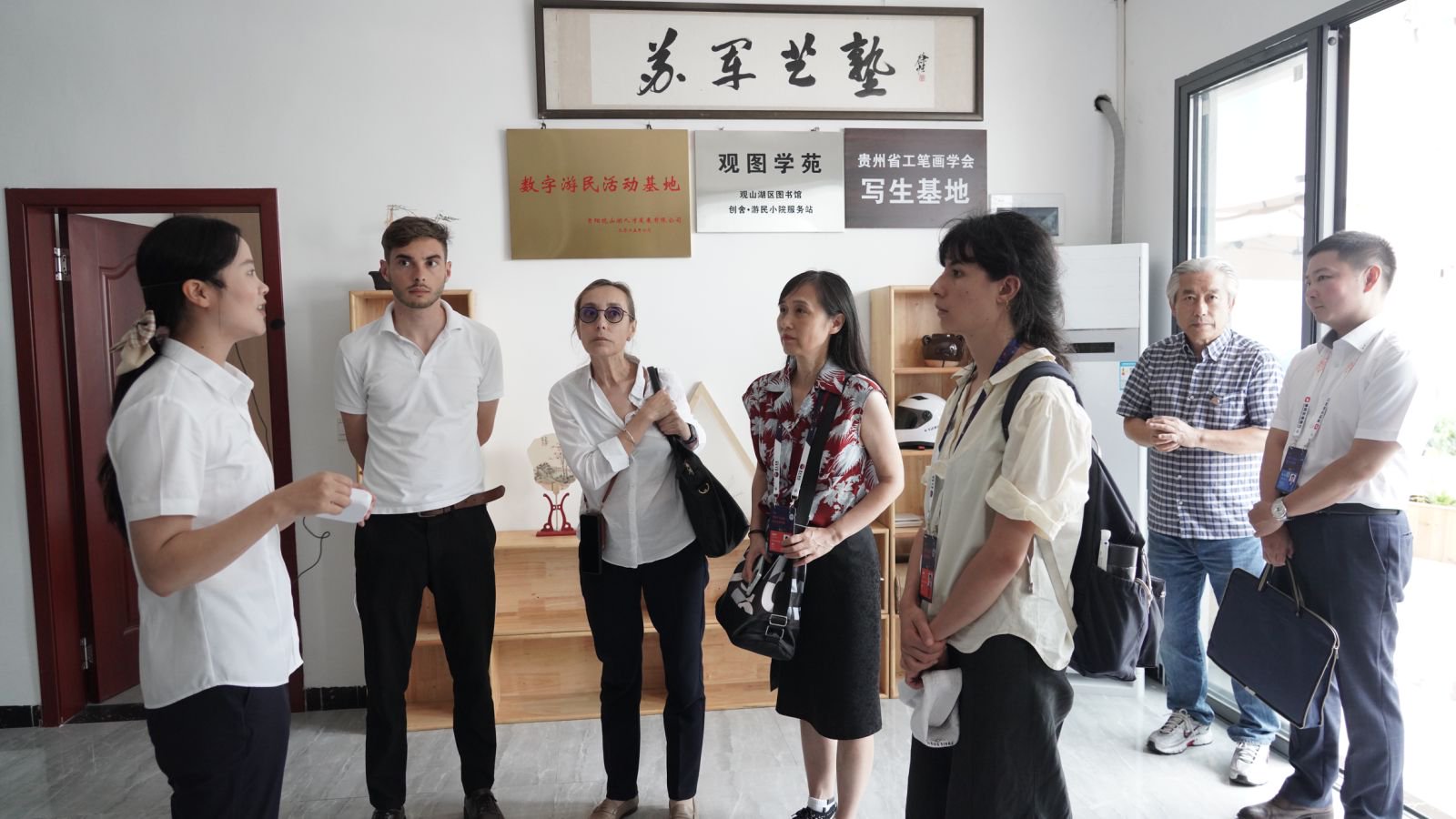 嘉宾们参观小兰山数字文化产业生态村落。