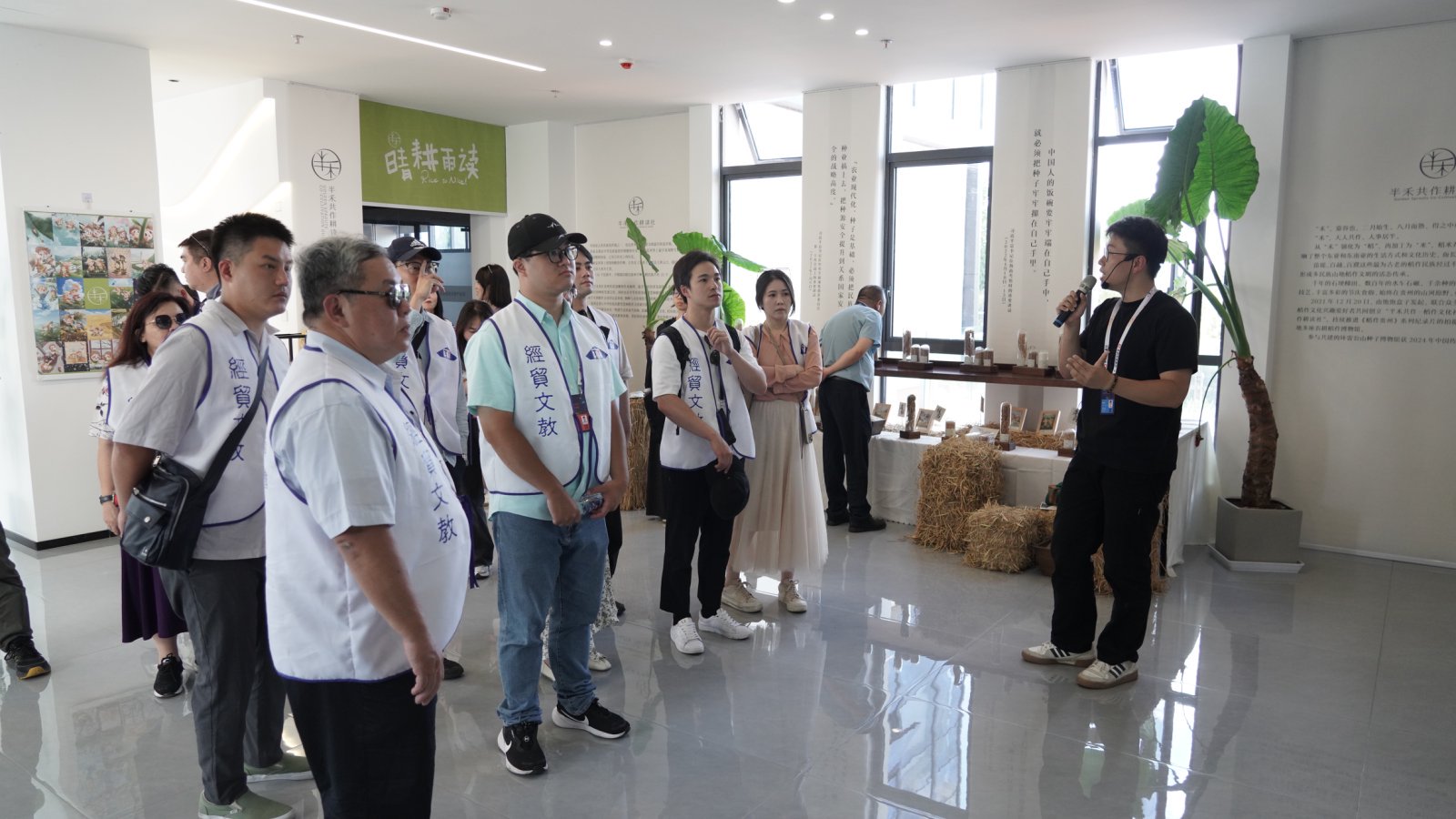 嘉宾们参观小兰山数字文化产业生态村落。
