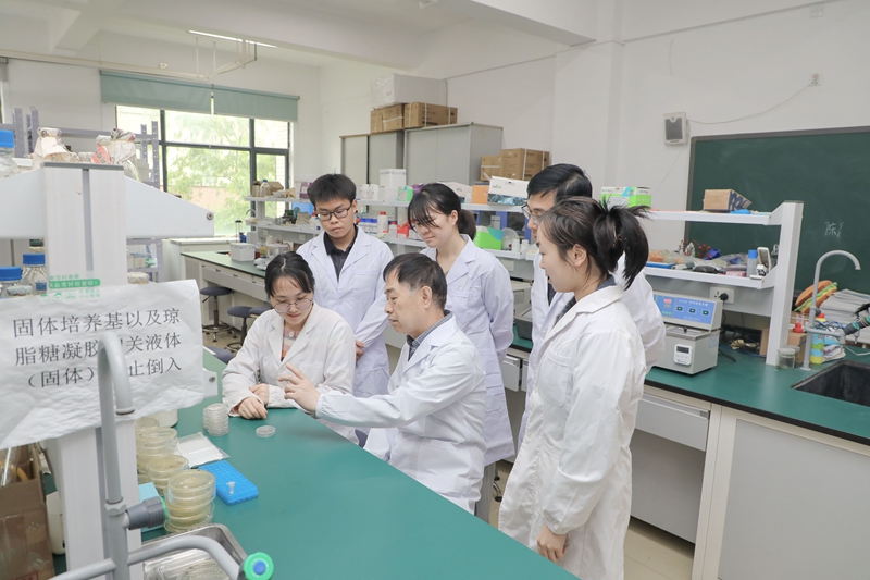 武汉大学帮扶贵州师范大学生物学团队负责人 孙蒙祥在实验室与学生交流。