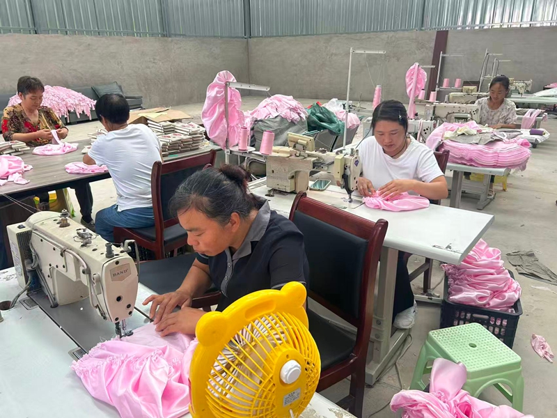 工人们缝制帽身.jpg