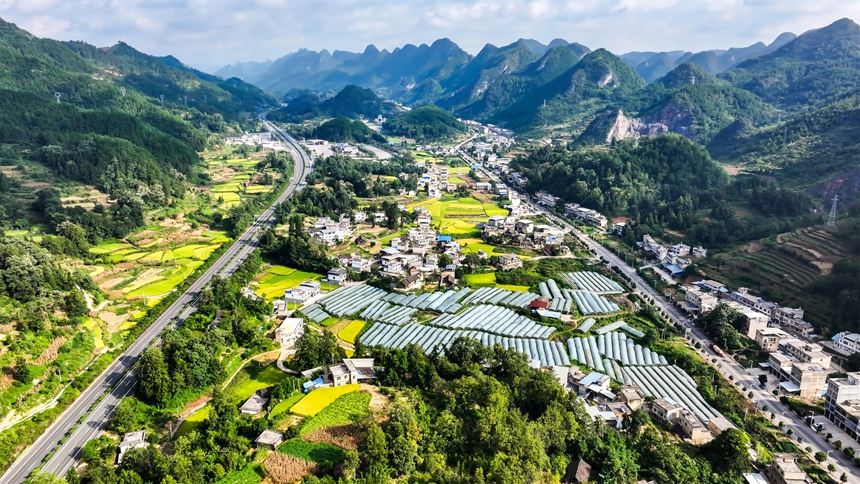 2025年9月2日，在贵州省黔南布依族苗族自治州罗甸县边阳镇者任村，银百高速（左）与G212国道（右）同时穿过村寨。