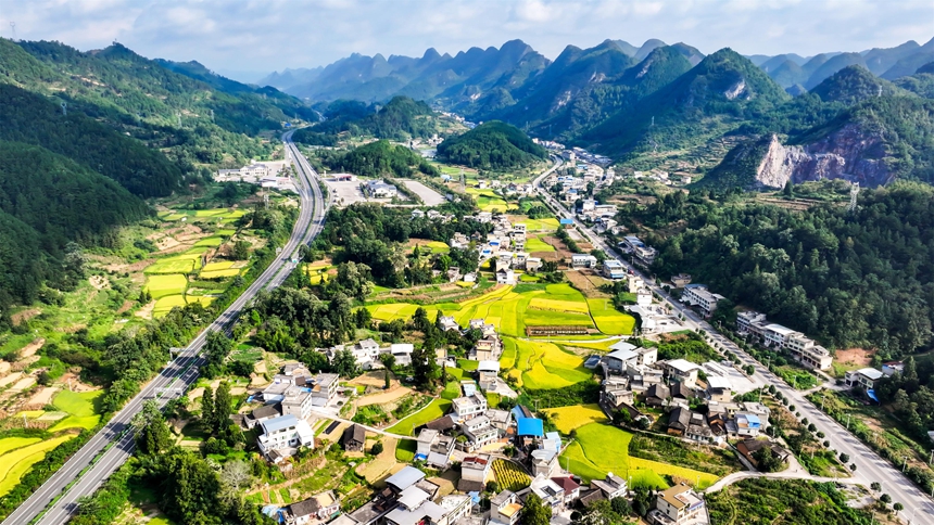 2025年9月2日，在贵州省黔南布依族苗族自治州罗甸县边阳镇者任村，银百高速（左）与G212国道（右）同时穿过村寨。