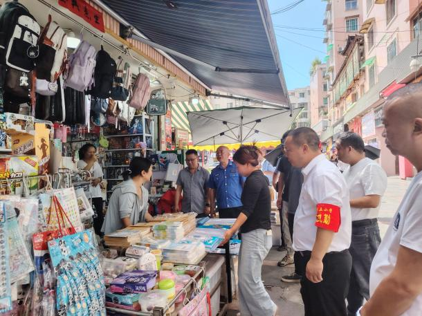 西秀区南街街道开展“扫黄打非”专项检查行动 净化校园周边文化环境。
