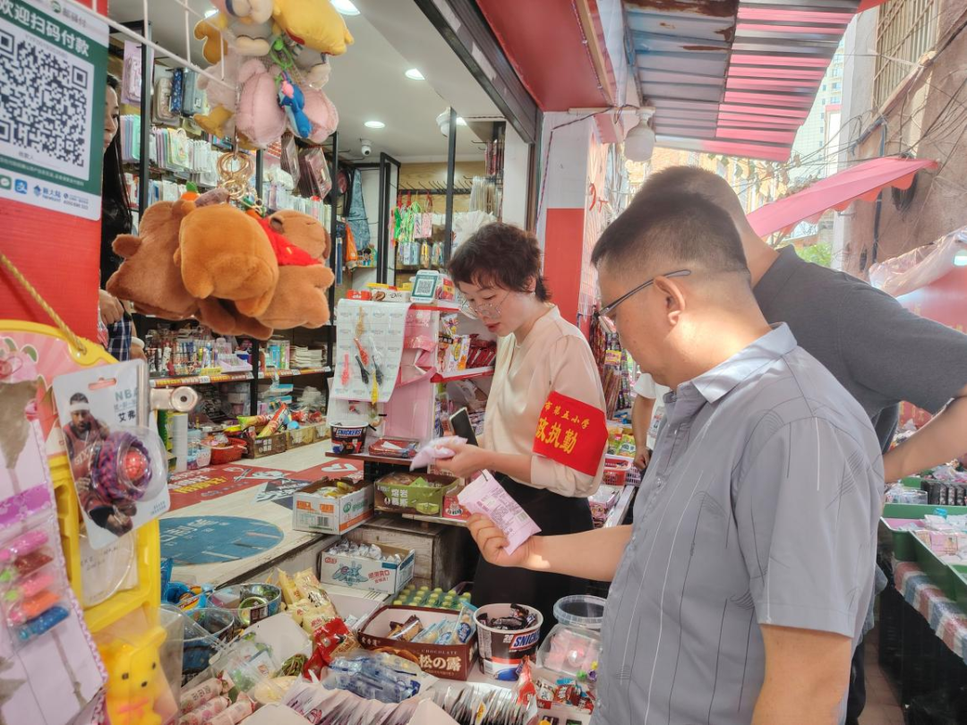 西秀区南街街道开展“扫黄打非”专项检查行动 净化校园周边文化环境。